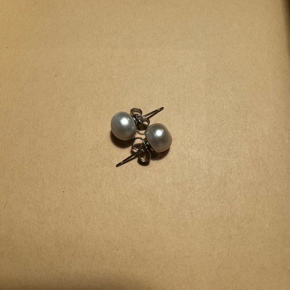 Authentic Freshwater Pearls stud 📍sold